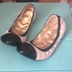 Black and white dexflex comfort ballet flats